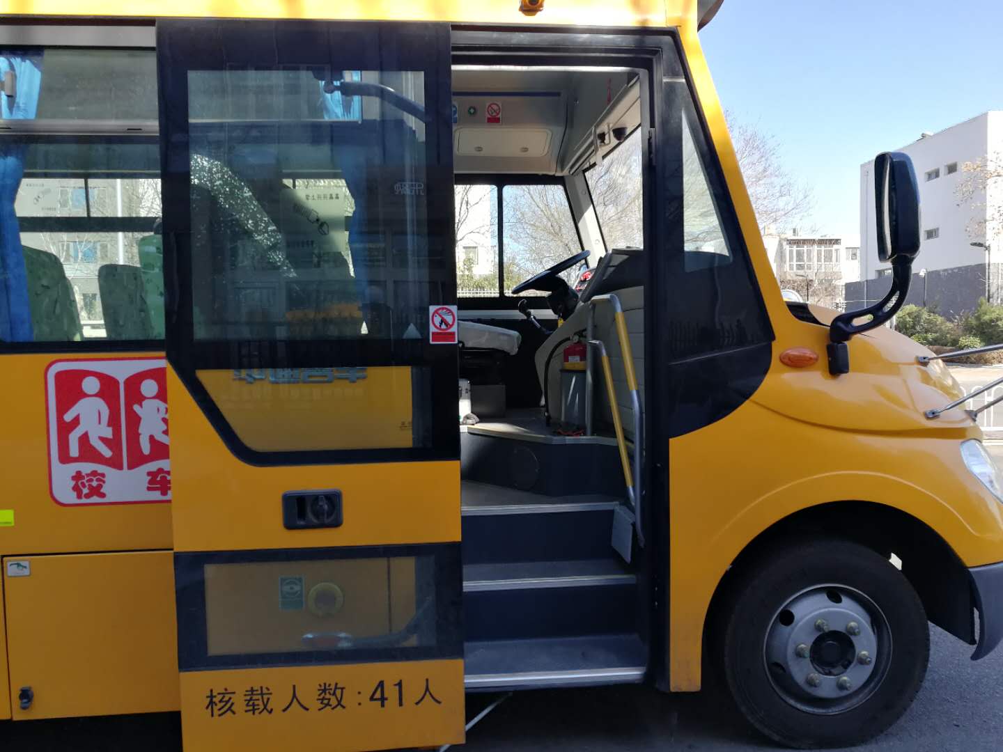 41座小学幼儿大鼻子校车